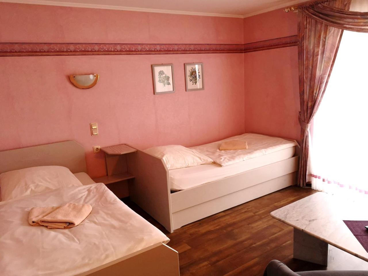 Gasthaus "Zur Alten Dorfschmiede" Metterich Buitenkant foto